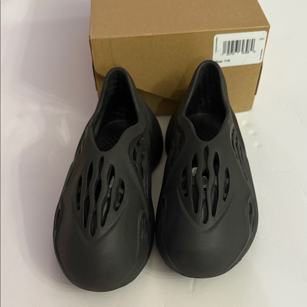 Adidas toddler Yeezy foam Runner